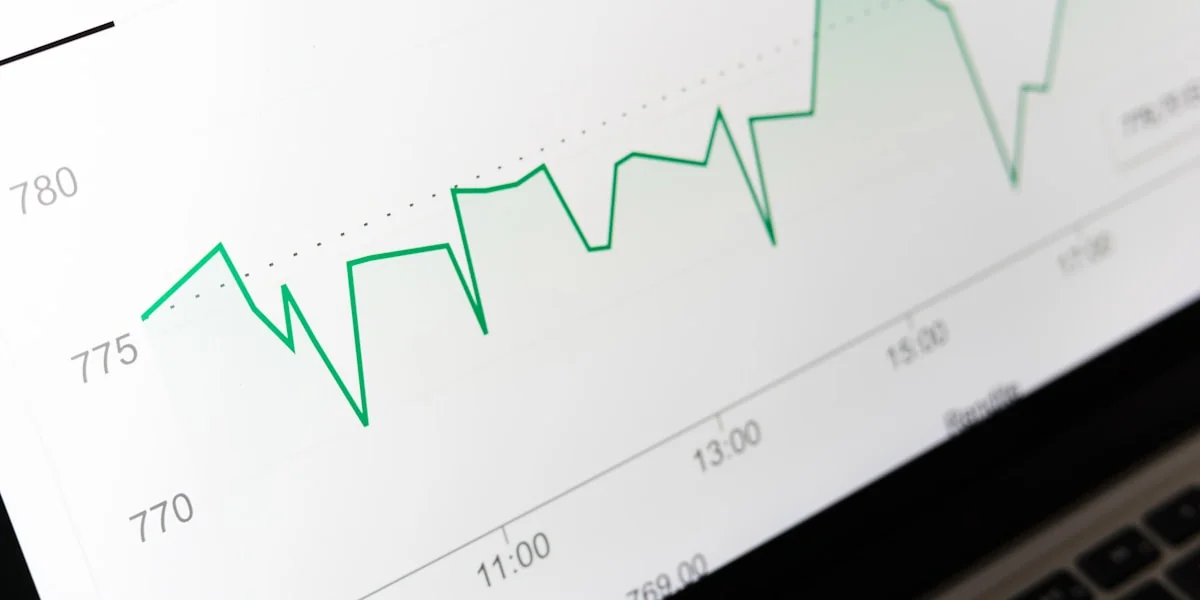 Zwei Geschäftsleute analysieren Finanzcharts auf einem digitalen Display