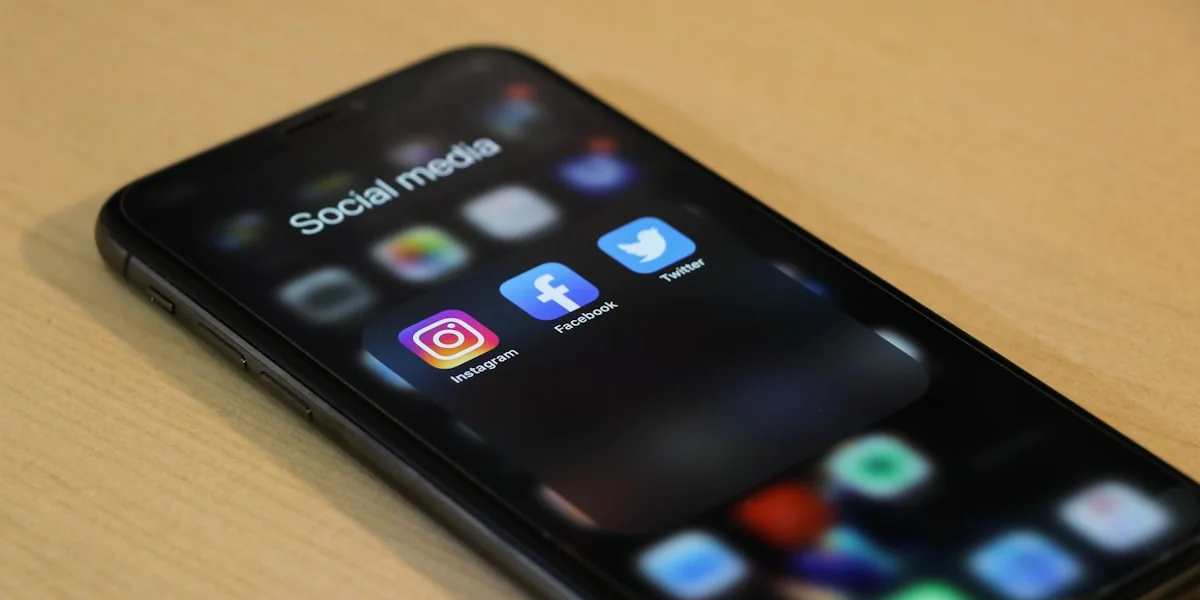 Ein Smartphone-Display zeigt überladene Social-Media-Feeds, während eine ruhige Hand darüber schwebt