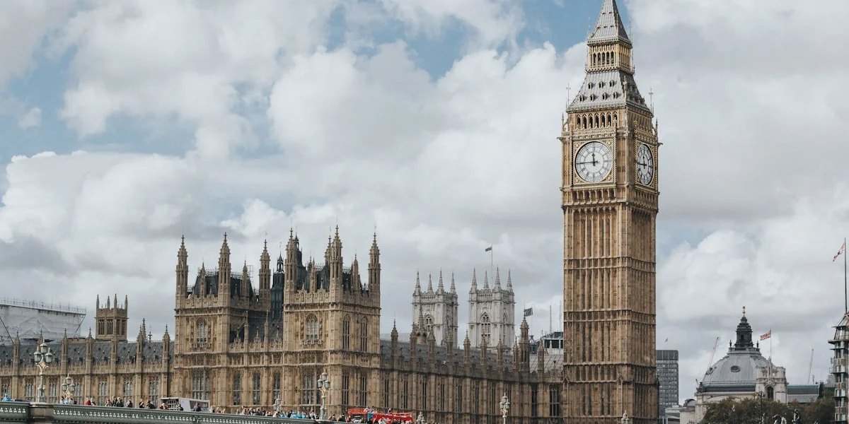 Britisches Parlament bei Nacht mit moderner Stadtbeleuchtung