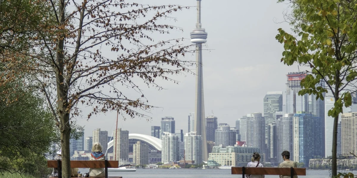 Skyline von Toronto bei Dämmerung mit modernen Bürotürmen und Technologiezentren