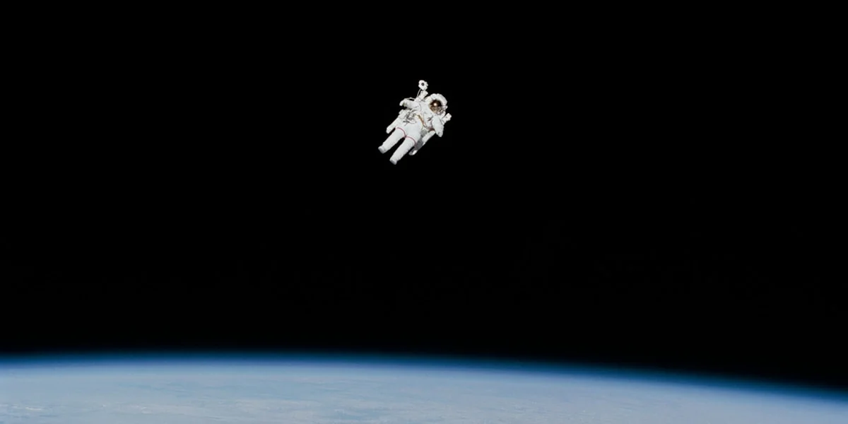 Satellitennetzwerk im Erdorbit – militärische Konnektivität und Dual-Use-Infrastruktur