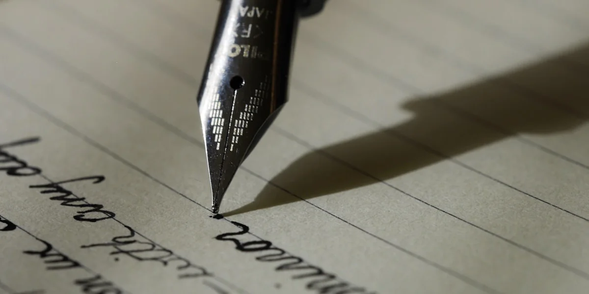 Mensch arbeitet kreativ am Schreibtisch mit Stift und Papier