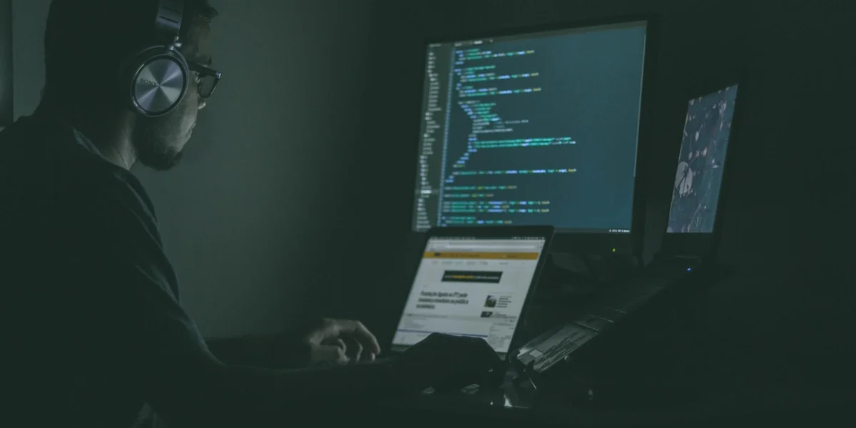 Sicherheitsforscher analysiert Code-Schwachstellen auf mehreren Monitoren