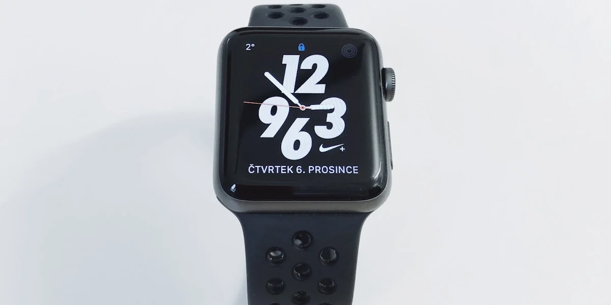 Smarte Wearables und KI-Hardware auf einem Tisch