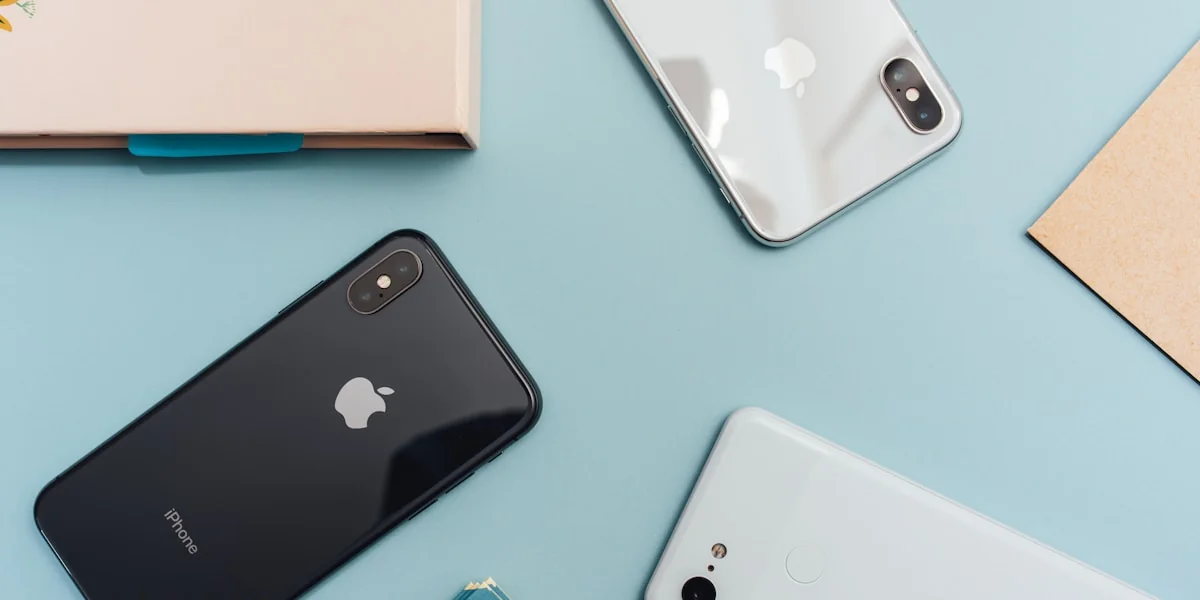 Person hält Smartphone mit SMS-Nachricht in der Hand