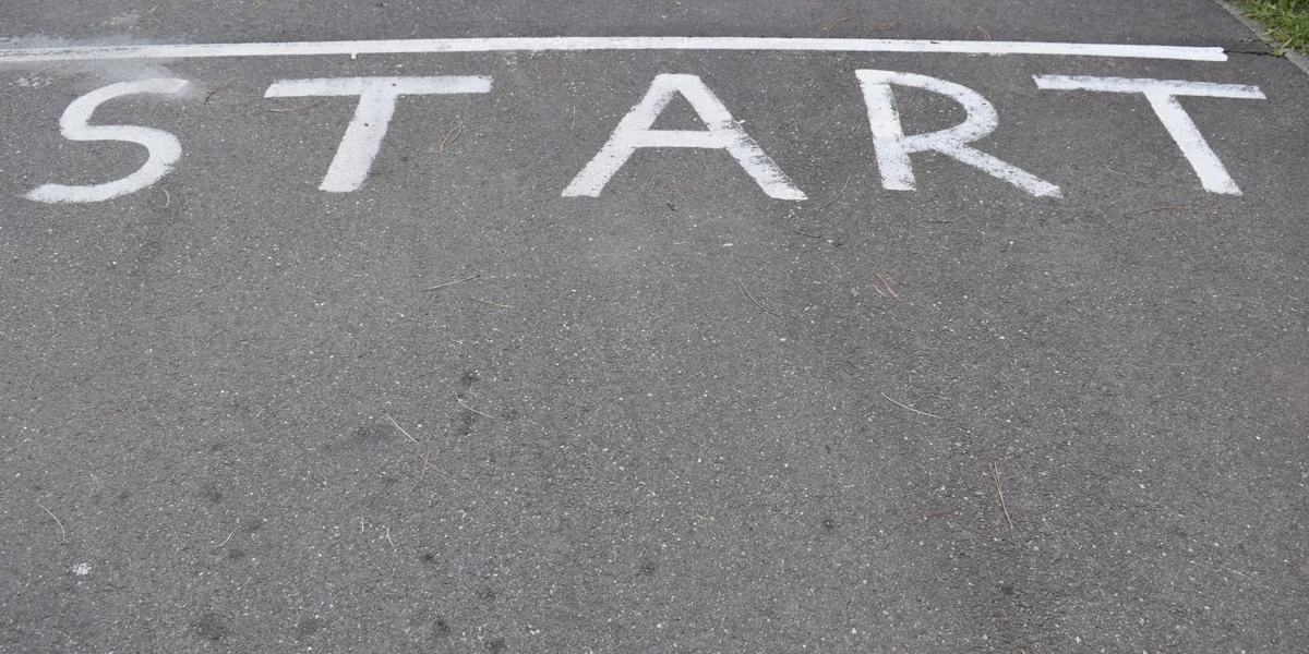 a street sign that says start on it