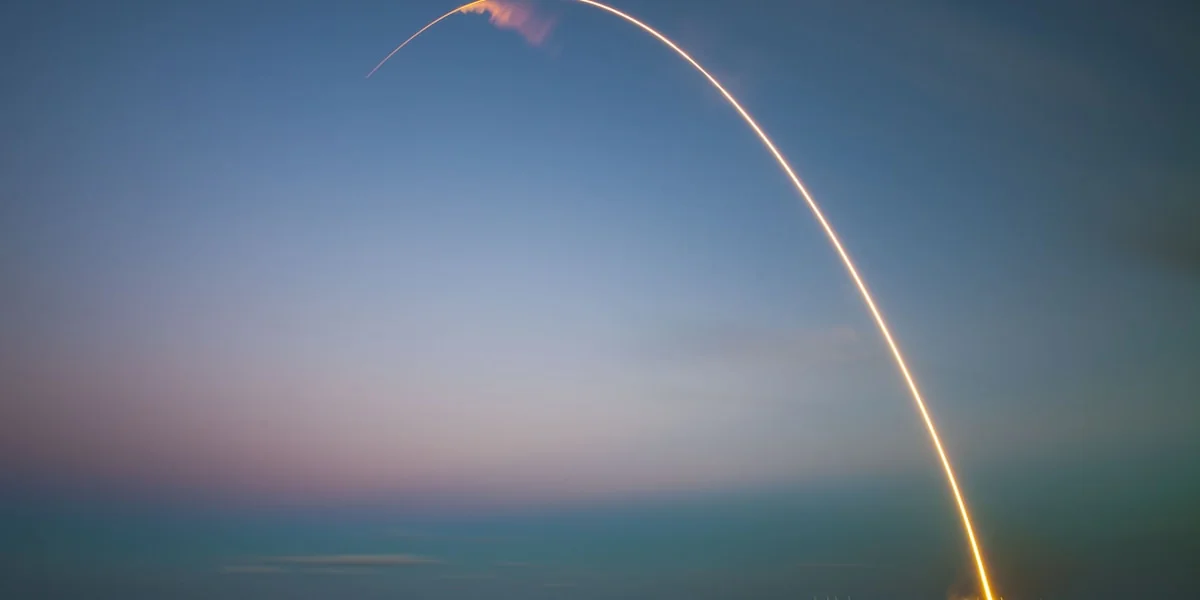 Satellitennetzwerk im Orbit – Visualisierung einer LEO-Konstellation über der Erde