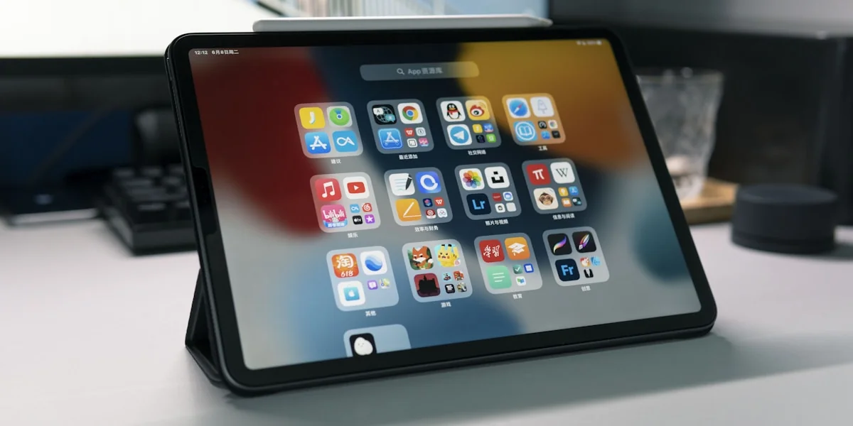 Mac Mini mit Apple Silicon auf einem Schreibtisch