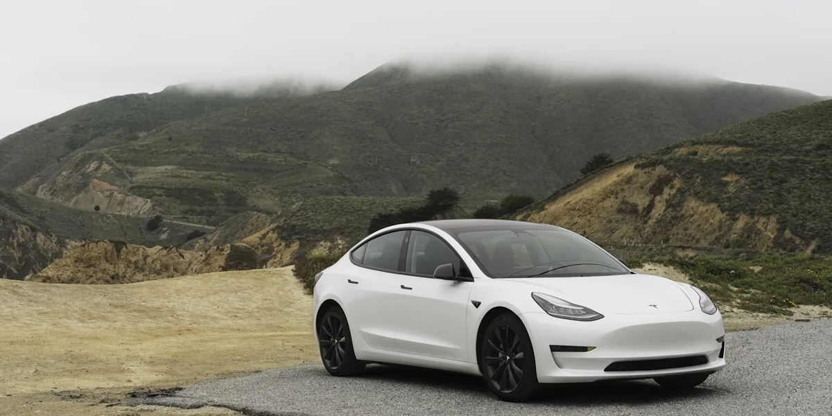 Tesla Elektrofahrzeug auf moderner Stadtstraße