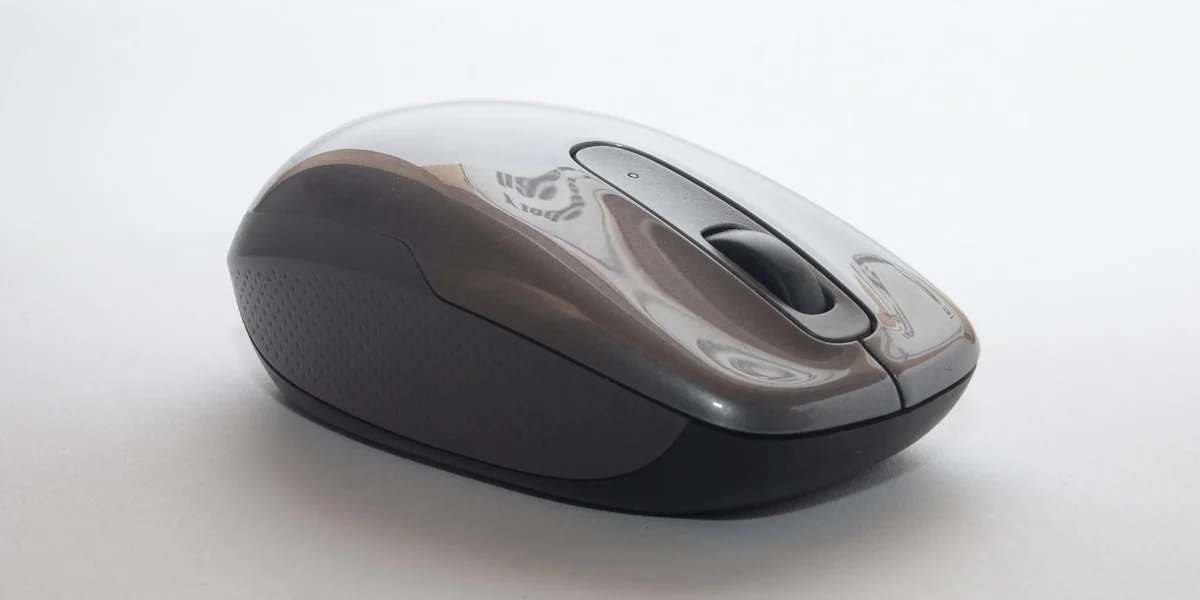 Ein Mac Mini auf einem modernen Schreibtisch mit iPhone daneben, symbolisiert mobile KI-Kontrolle