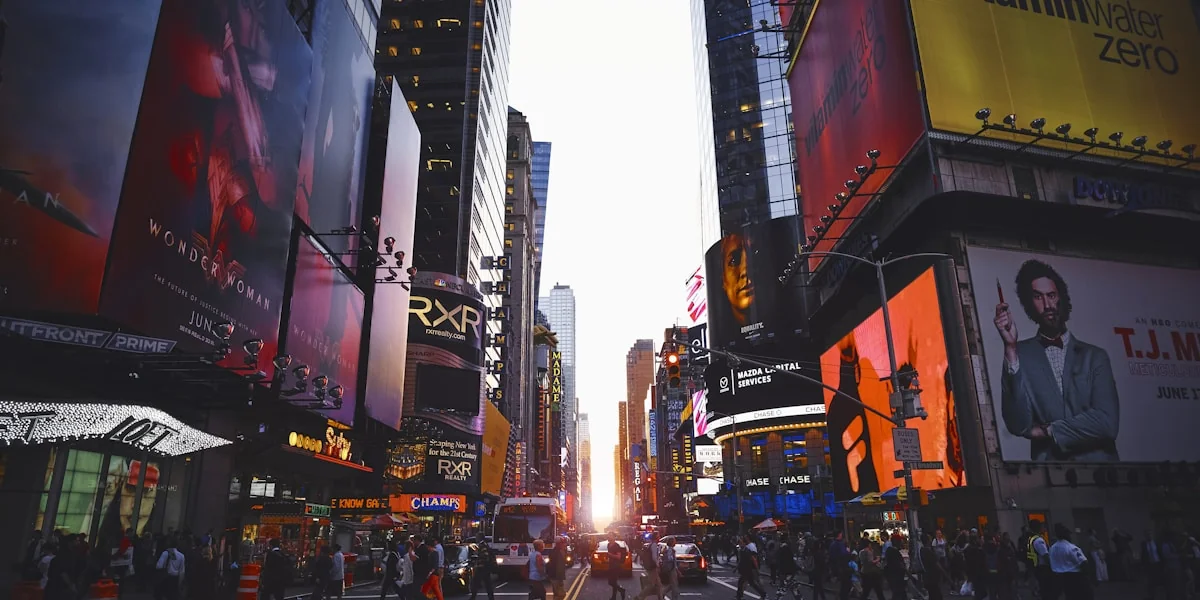 New York Stadtpanorama mit modernem Bürogebäude und digitalen Elementen