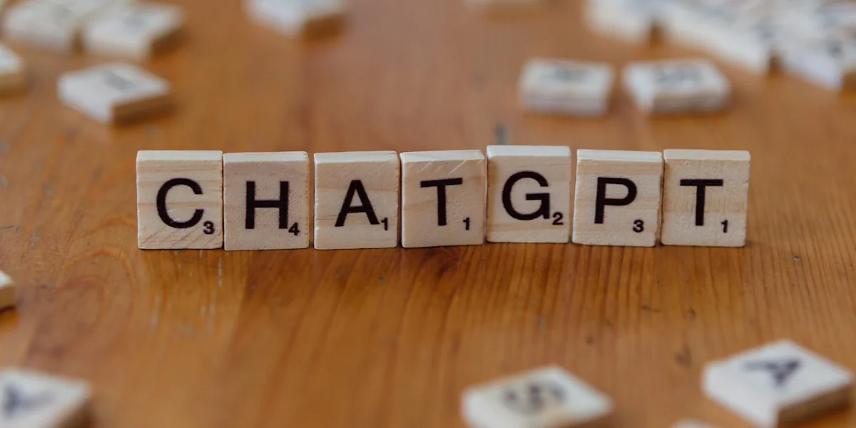 A wooden block spelling the word chat on a table