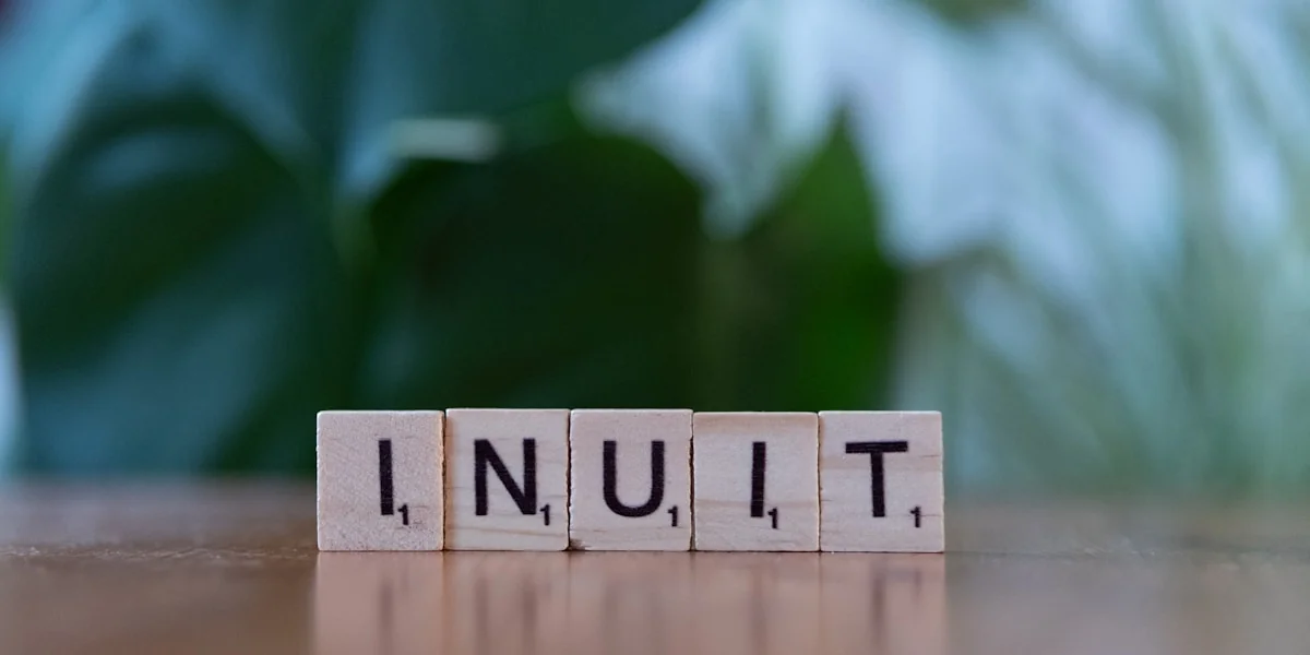 A wooden block spelling the word linux on a table