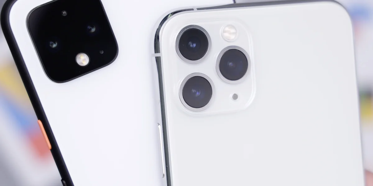 Budget-Smartphones auf Ladentheke mit Preisschildern