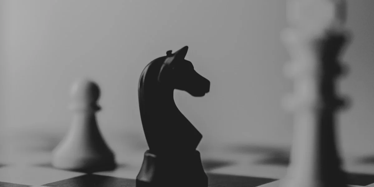 OpenAI Wettbewerbsstrategie – Schachfiguren symbolisieren strategische Marktpositionierung