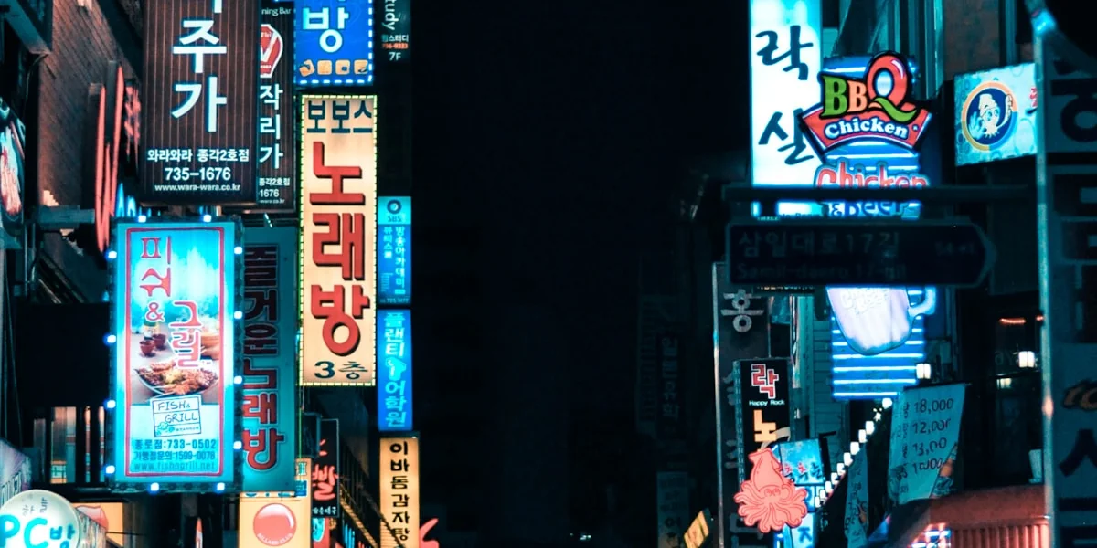 Südkoreanische Stadtlandschaft aus der Vogelperspektive bei Nacht