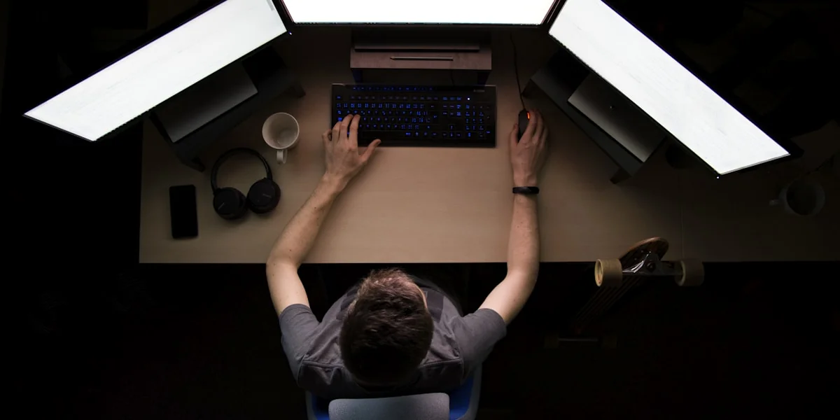 Entwickler arbeitet an Code auf mehreren Bildschirmen