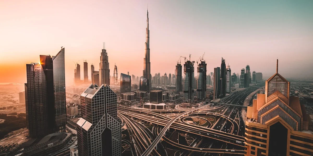 Futuristische Skyline von Dubai mit KI-Visualisierung