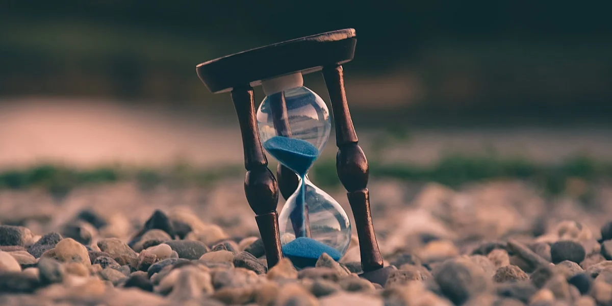 Sanduhr auf dunklem Hintergrund symbolisiert Zeitdruck für KI-Startups