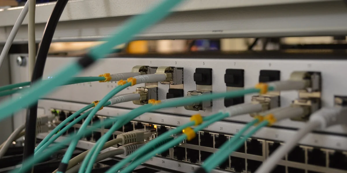 Überwachungskameras und urbane Sicherheitstechnologie in einer modernen Metropole
