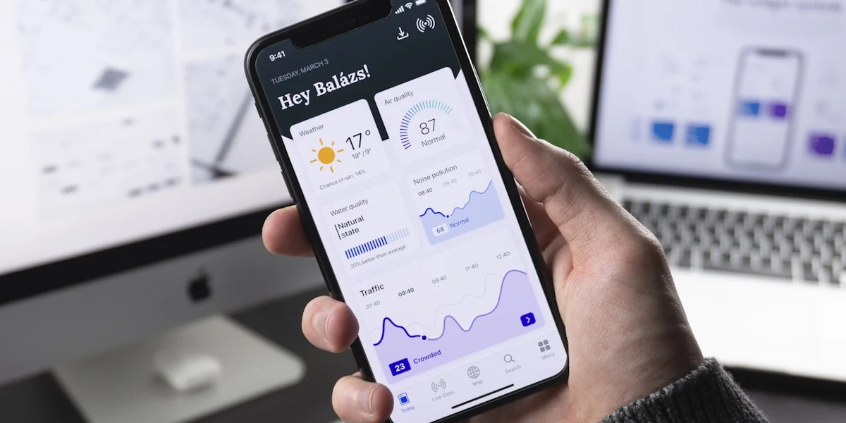 Smartphone mit App-Store-Oberfläche und KI-Entwicklungstools