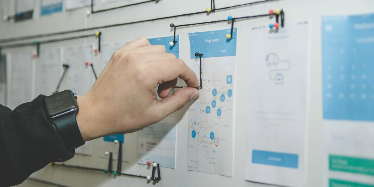 Architekten diskutieren Systemdesign an einem modernen Arbeitsplatz