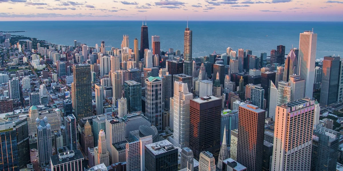 US-amerikanische Skyline mit Rechenzentrum-Infrastruktur bei Nacht