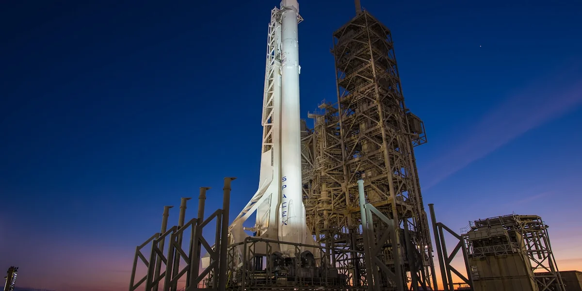Raketenstart bei Nacht mit technologischem Glühen