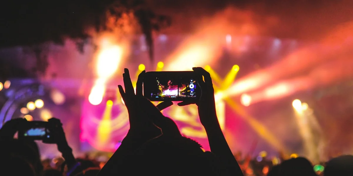 KI-generierte Influencer auf Festivals