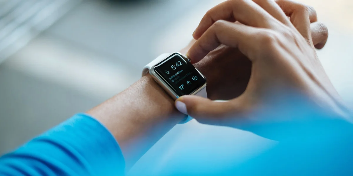 Oura Ring Gesundheits-Wearable auf einer Hand