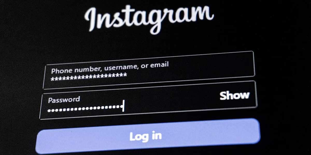 Instagram login screen with fields for username and password.
