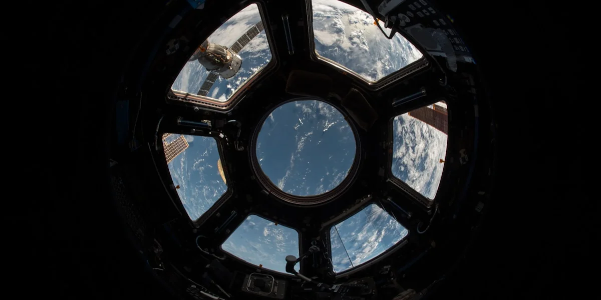 Satelliten und orbitale Infrastruktur im Weltall