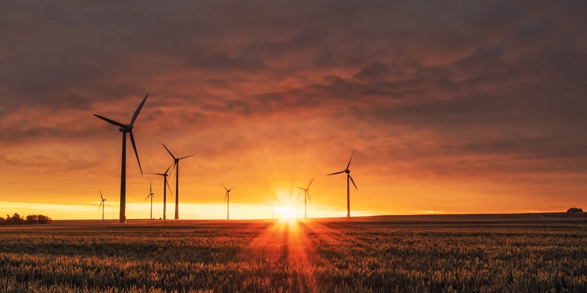 Riesige Industriekraftwerk-Kühltürme bei Nacht mit Dampfwolken