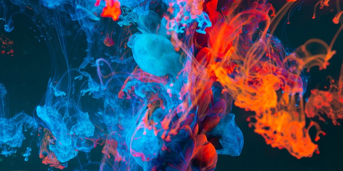 Immersive Lichtinstallation mit generativer KI in einem dunklen Ausstellungsraum