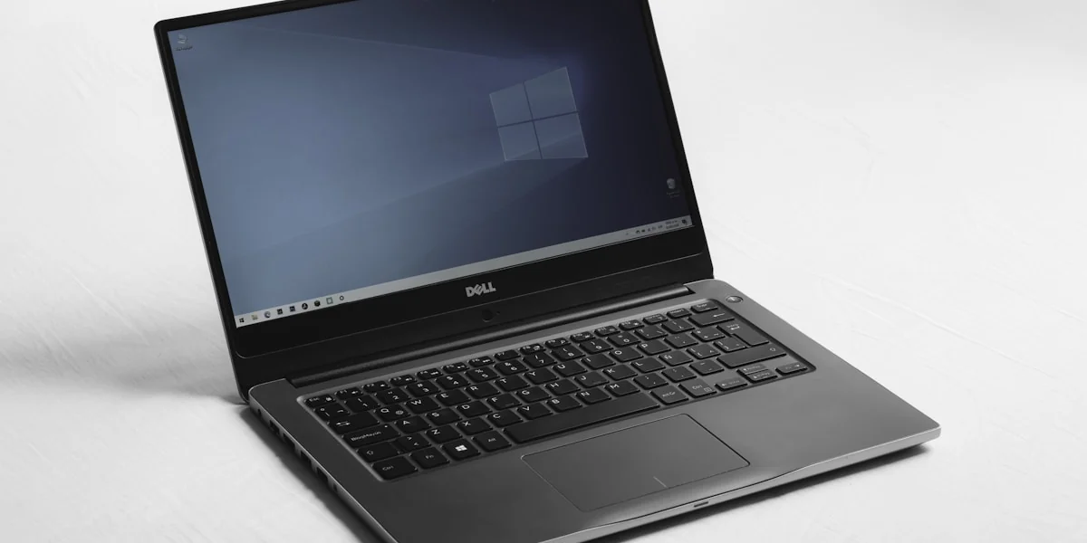 HP ZBook 8 G1i Workstation Notebook auf einem professionellen Schreibtisch