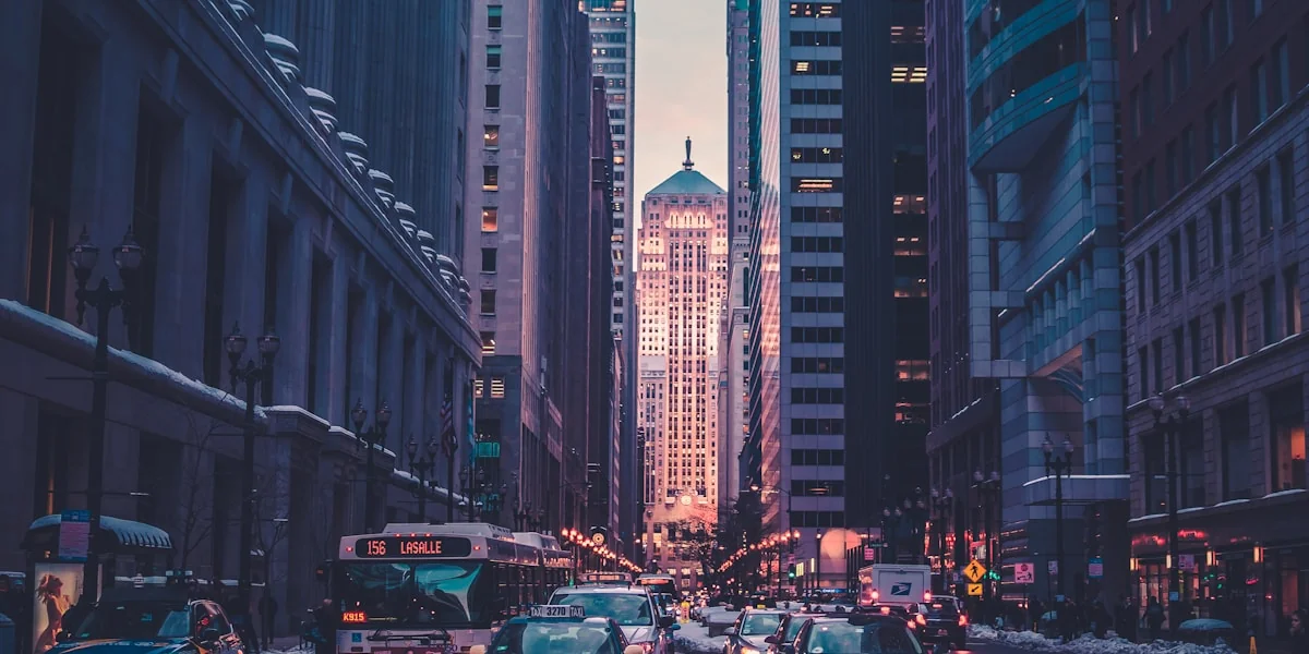 Überwachungskameras und digitale Datenanalyse in einer modernen Stadt