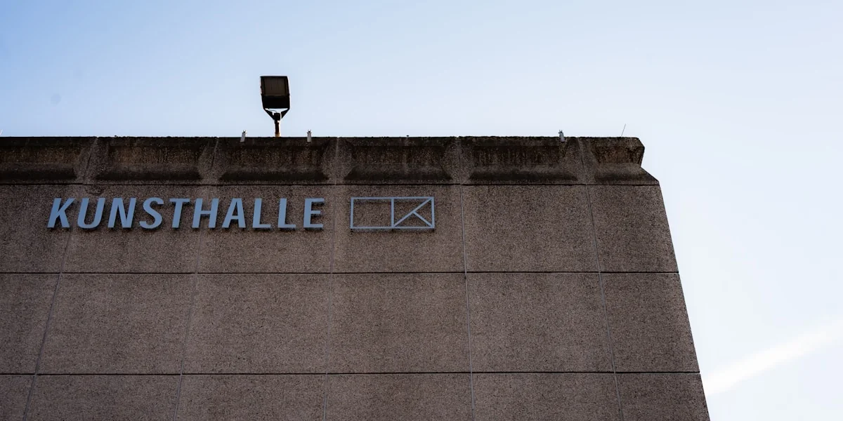 Concrete building with "kunsthalle" sign under sky