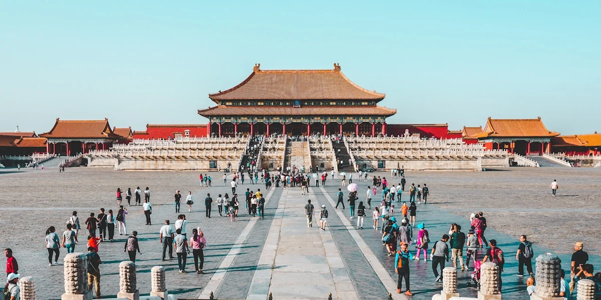 Chinesische Flagge vor modernem Technologiegebäude in Peking