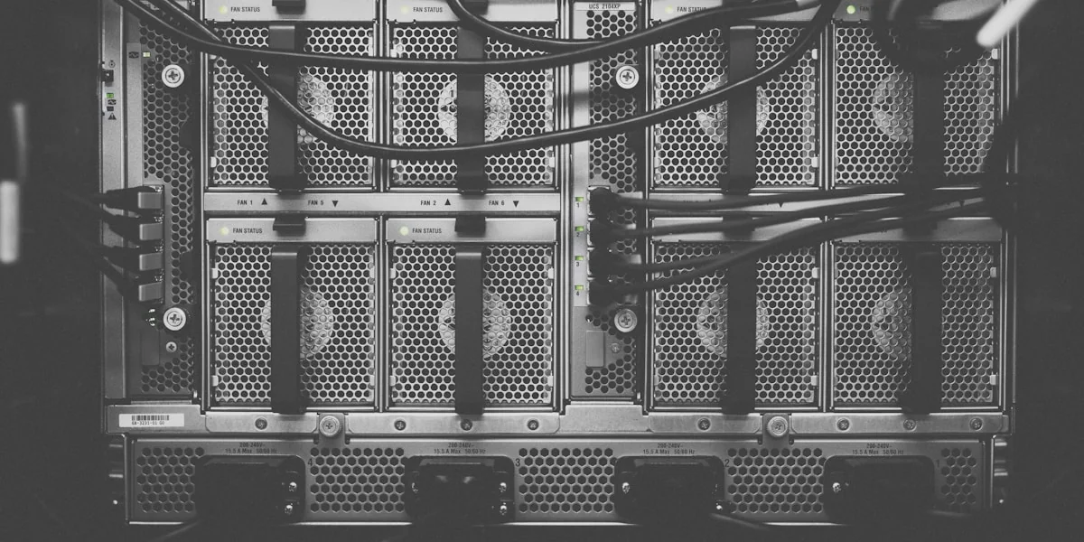 Entwickler arbeitet mit KI-Coding-Tool am Laptop