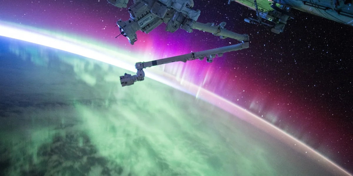 Militärische Satellitenkonstellation über der Erde