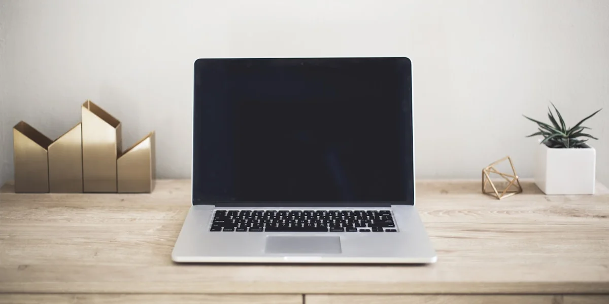 Entwickler analysiert Codebase-Struktur auf mehreren Monitoren