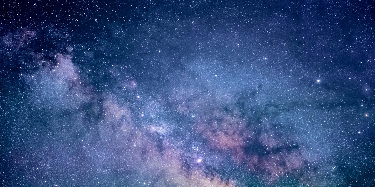 Teleskop und Sternenhimmel mit Recheninfrastruktur