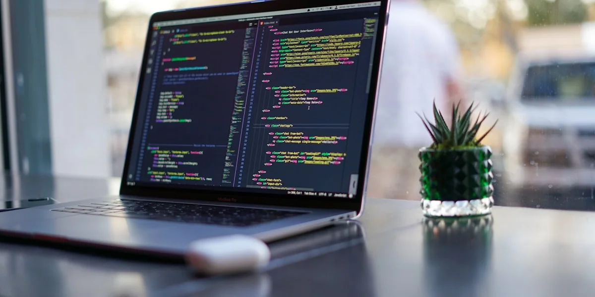 Entwickler analysiert Code auf mehreren Bildschirmen