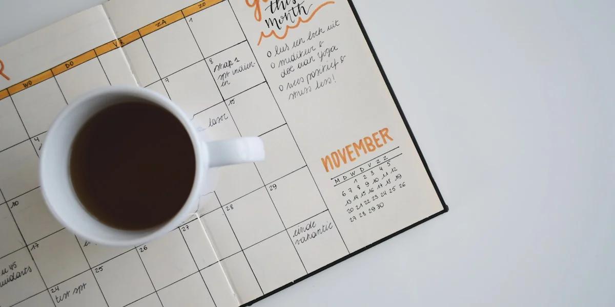 Kalender und Uhr auf einem modernen Schreibtisch