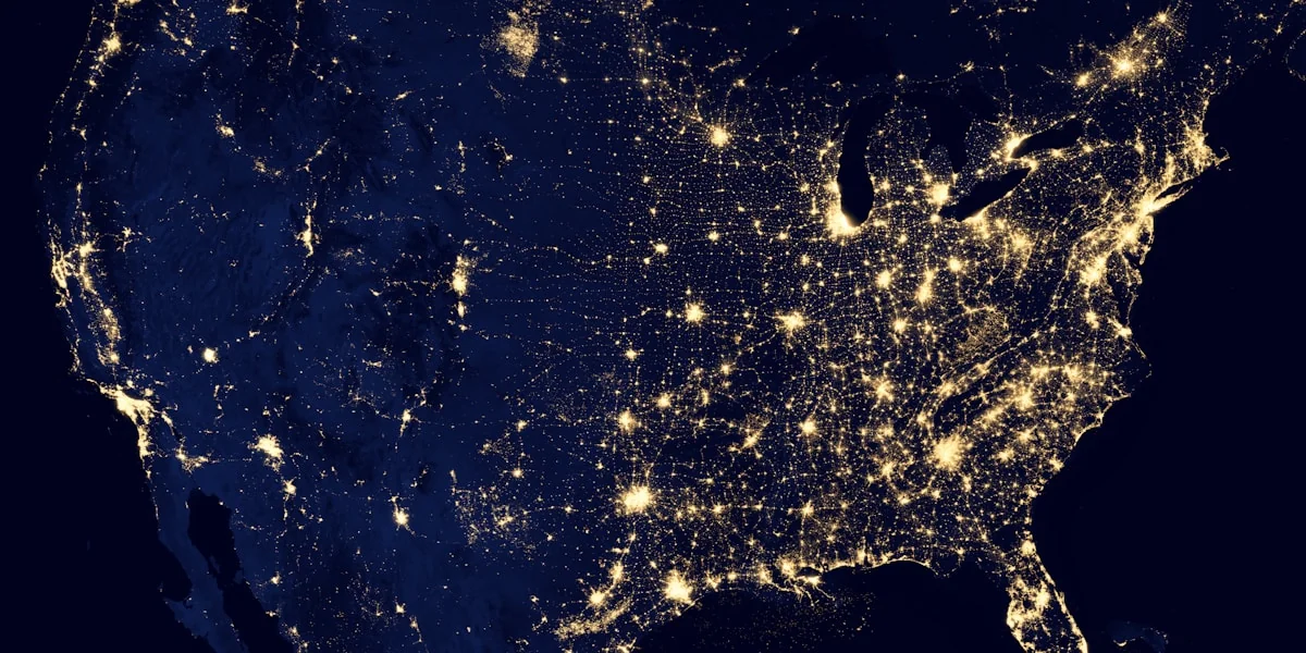 Satellit über der Erde mit Erdbeobachtungstechnologie