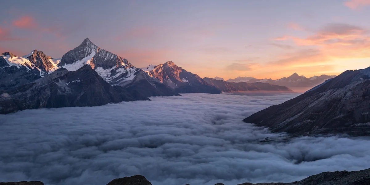 Australische Wildnis und Bergbaulandschaft aus der Vogelperspektive