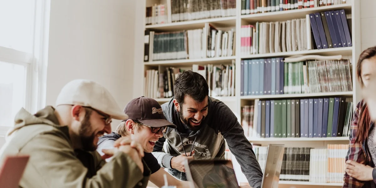 Studenten lernen gemeinsam an Laptops in einem modernen Bildungszentrum