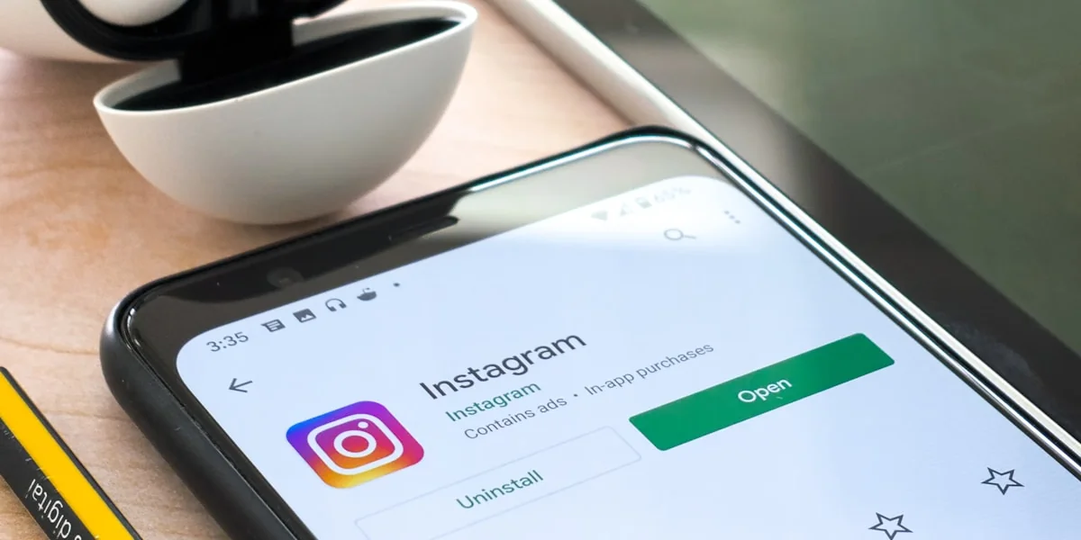 iPhone mit Signal-App und Datenschutz-Symbolik