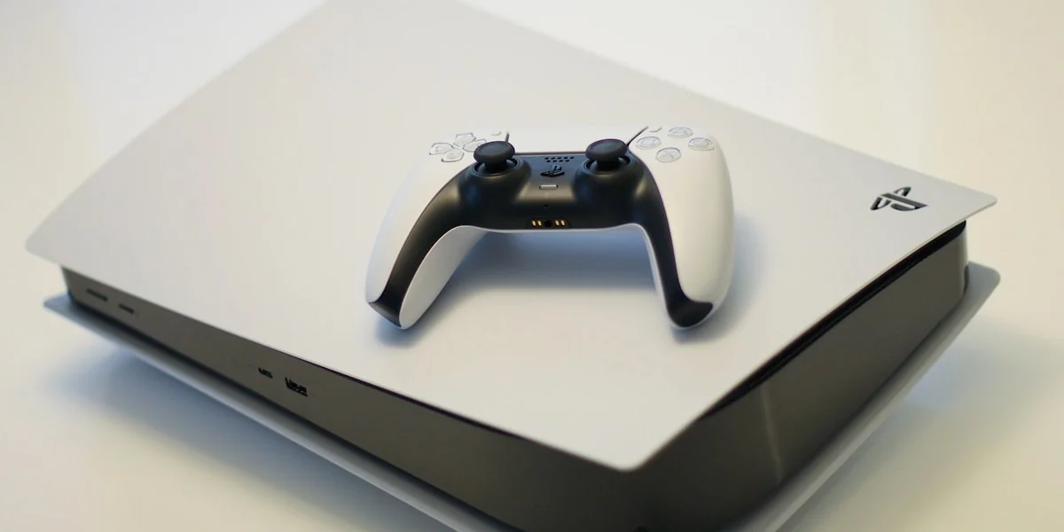 Playdate Handheld-Konsole auf einem Tisch mit handwerklichem Spielzeug-Hintergrund