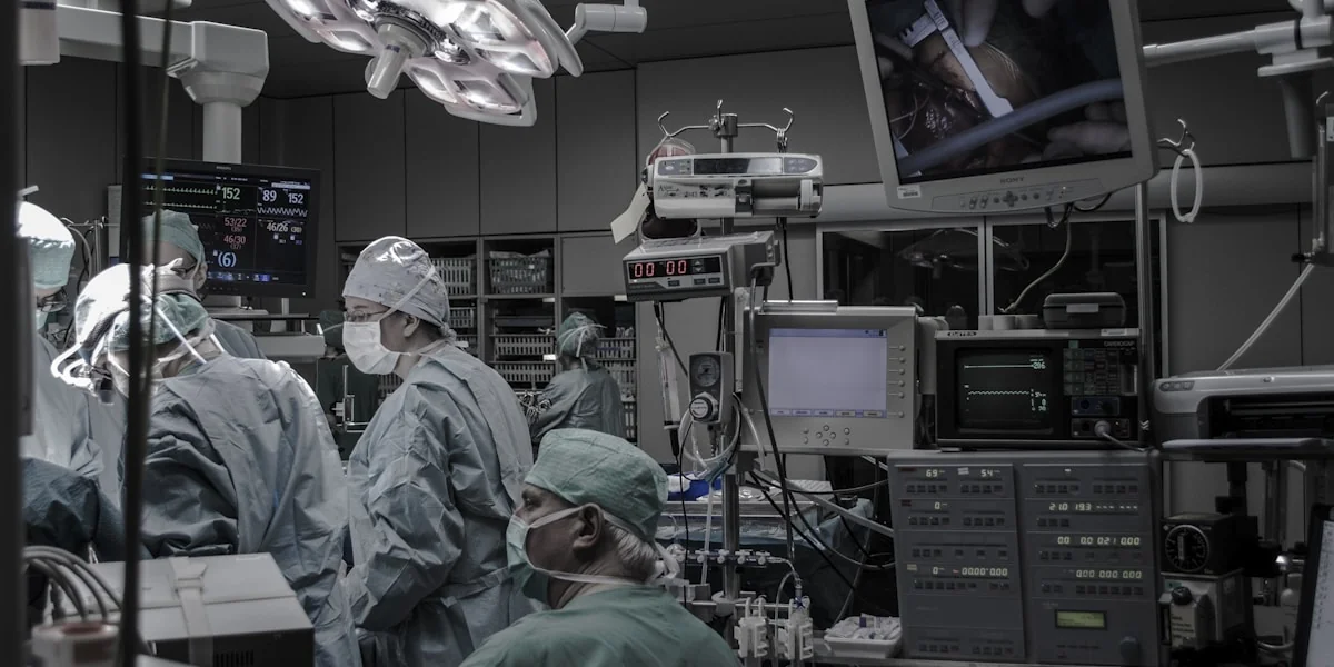 Krankenhaus-Datenzentrum mit Serverracks und medizinischer Infrastruktur